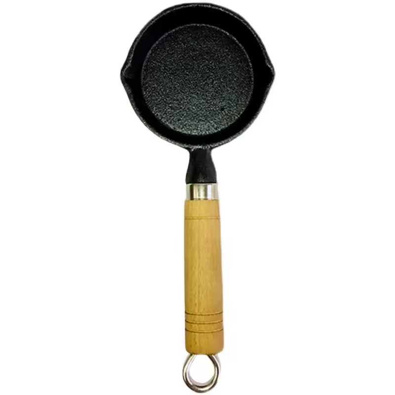 Łyżka do makaronu posmarowana olejem, gorący garnek, mini żeliwny olej gotowany, mały żelazny garnek poplamiony olejem